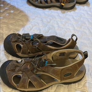 Keen Brown and Black Sport Sandals with Closed-Toe Design